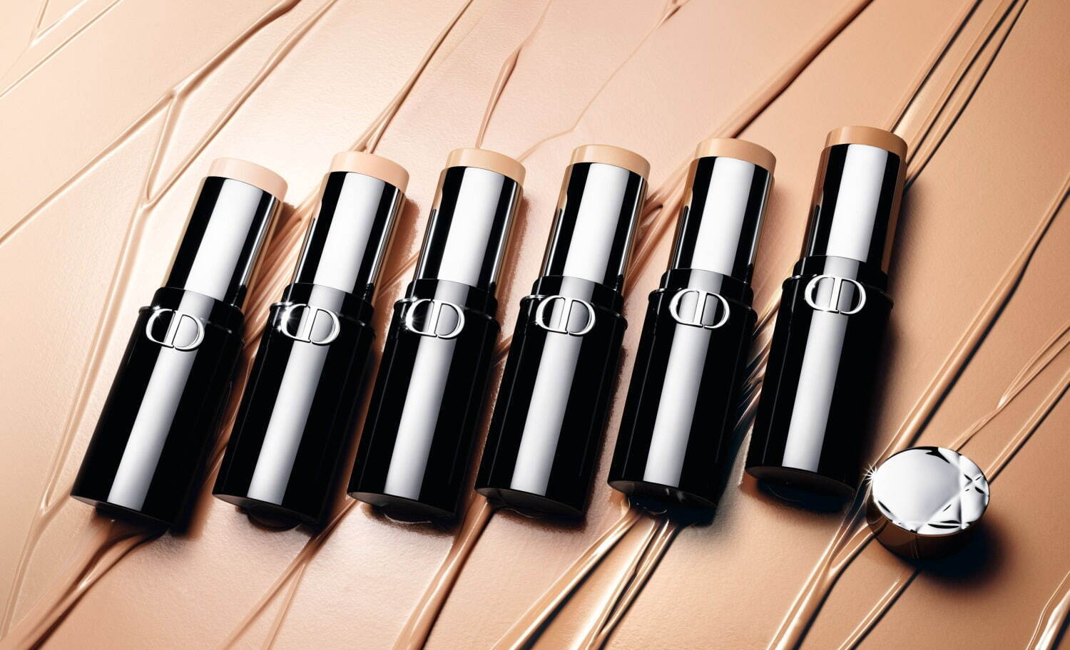DIORベースメイク、初のスティック型ファンデーションで“美肌 
